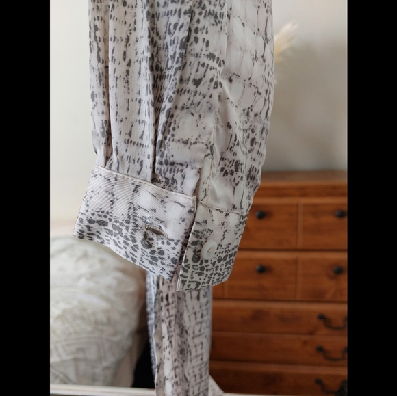 Black Tape Cream Snake Print Tunic Blouse Size M - Picture 7 of 8